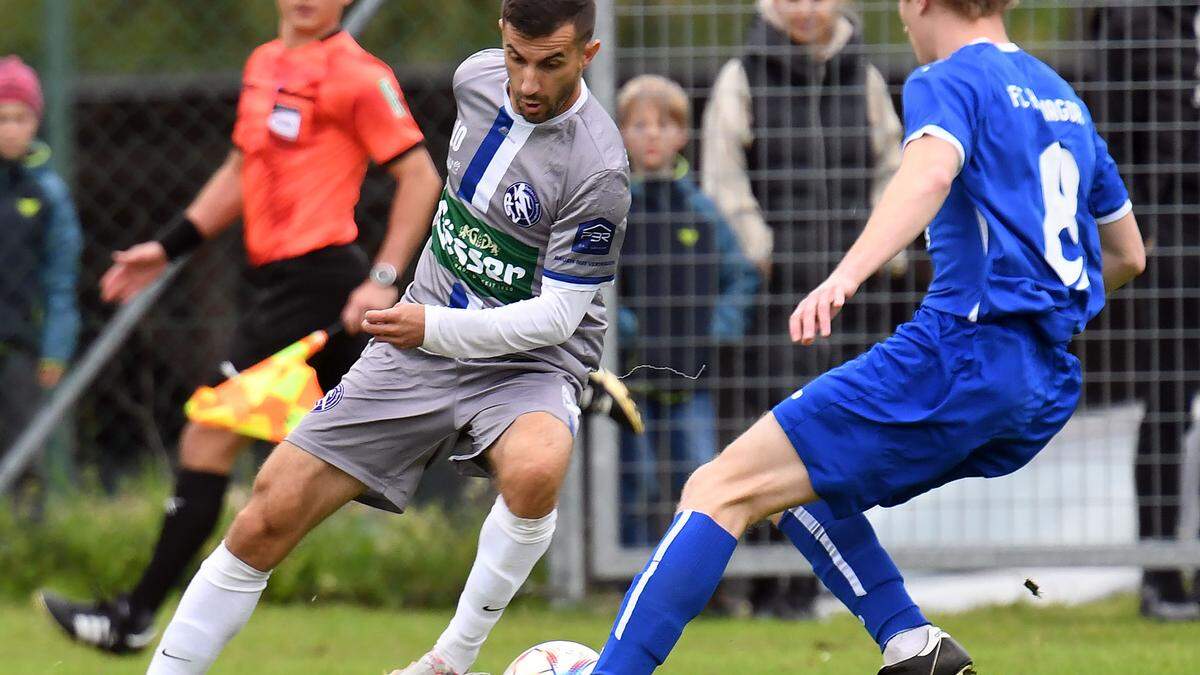 Dellach-Stürmer Samir Nuhanovic (links) blieb gegen Hermagor (Matteo Zauner) ohne Torerfolg