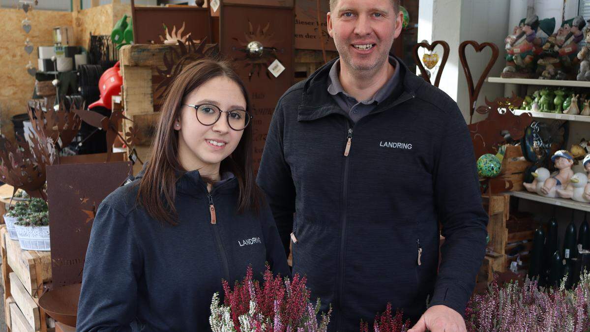 Lehrling Lena Leitenbauer und Landring Regionsleiter Hannes Pimmeshofer