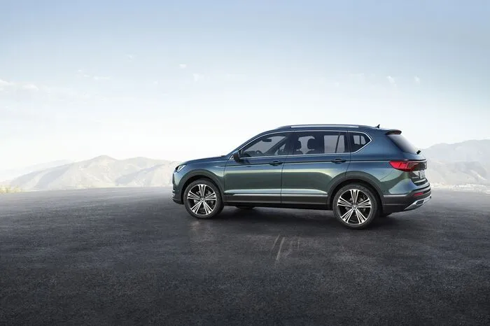 Außerdem wird Seat das SUV mit einem 2-Liter-Diesel in zwei Leistungsstufen mit 150 und 190 PS anbieten. Die schwächere Variante kann mit Vorderradantrieb, Sechs-Gang-Schaltgetriebe oder Sieben-Gang-Doppelkupplungsgetriebe und Allrad verbandelt werden, mit denen die stärkere Version standardmäßig vorfährt. Später wird es für den Tarraco auch alternative Antriebstechnologien geben – wir denken da zum Beispiel an Erdgas.