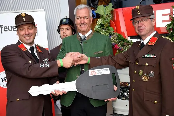 Bürgermeister Reinhold Höflechner (Mitte) überreichte den symbolischen Schlüssel gleich für Zubau und neues Einsatzfahrzeug an HBI Michael Hanscheg (links) und OBI Karl Schlager (rechts).