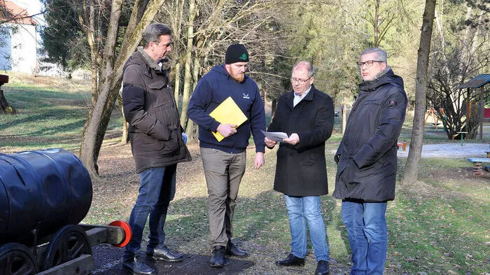 Erich Böhmer, Robert Kainz, Bernd Osprian und Gernot Thürschweller bei der Besprechung im Schlosspark