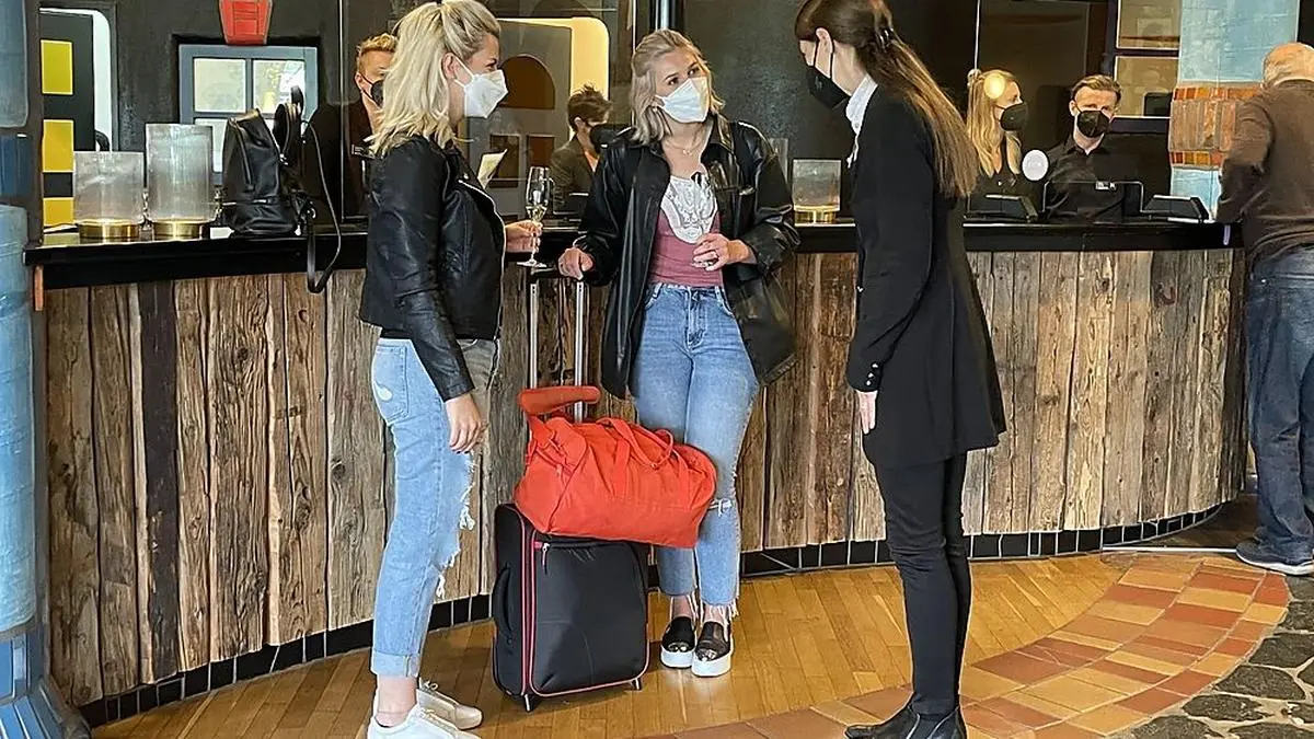 Melanie Franke (ganz rechts) freut sich über alle Gäste, die ins Rogner Bad Blumau kommen