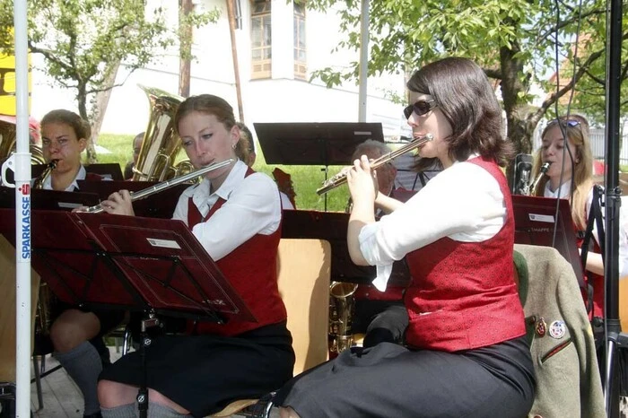 ...und konnte musikalisch eine Vielzahl von Ehrengästen willkommen heißen.