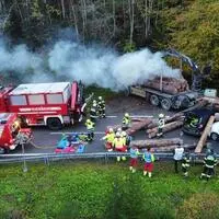 Geübt wurde ein schwerer Verkehrsunfall mit einem rundholzbeladenen Lkw-Zug und drei Pkw