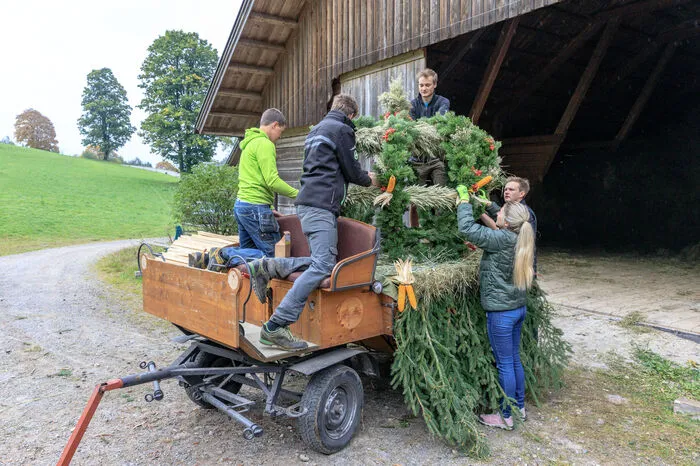 Am vergangenen Wochenende wurde die Erntekrone gebunden und auf einem Wagen befestigt. Dieser wird - neben vielen anderen festlich geschmückten Wägen - am Sonntag, dem 8. Oktober, beim Ernteumzug in Schladming zu sehen sein.