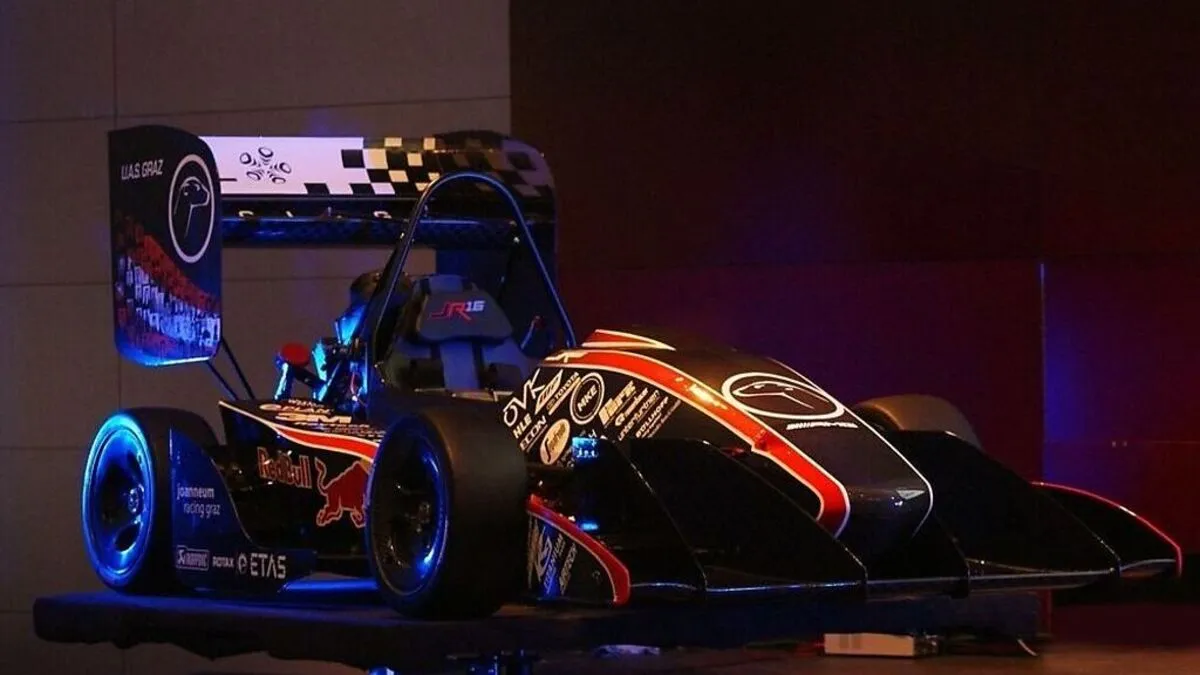 Beim Rollout wird der Bolide für die kommende Saison von joanneum racing graz präsentiert. Danach tritt das Team mit ihm bei der Formula Student an