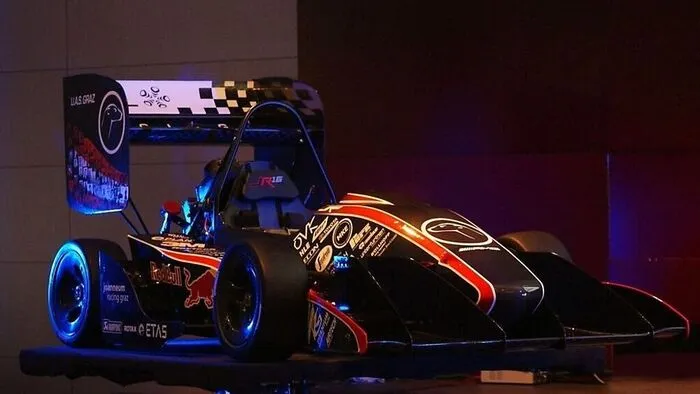 Beim Rollout wird der Bolide für die kommende Saison von joanneum racing graz präsentiert. Danach tritt das Team mit ihm bei der Formula Student an