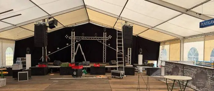 Festzelt „Neuer Elan“: Bühne im Aufbau