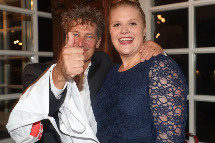Seine Buhlschaft Stefanie Reinsperger nahm es gelassen. "Ich hatte eine tolle Premiere. Ich vertraute wie immer auf mein Glücksritual. Die Maskenbildnerin muss immer am linken Fuß beginnen, meine Nägel zu lackieren. Jetzt müssen die Kritiker beurteilen, ob es gut war. Ich bin rundherum zufrieden."