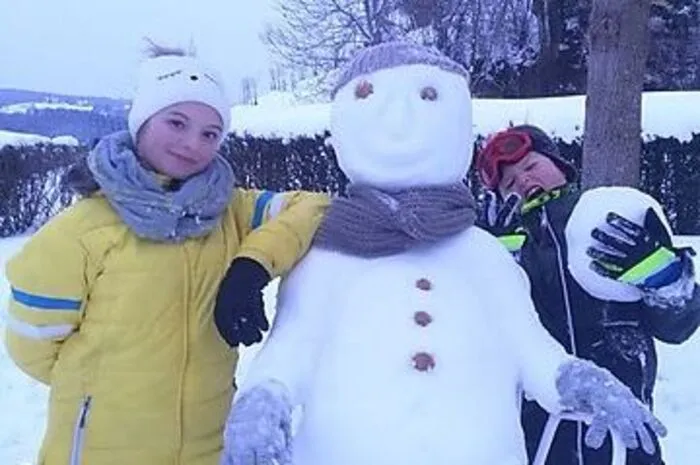 Der Schneemann von Emilia und Valentin hat es sich gemütlich gemacht