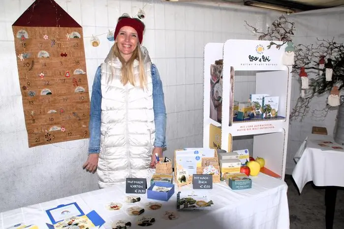 So präsentierten 16 heimische Handwerker und Ausstellende ihre liebevoll hergestellten Produkte aus Keramik, Metall, Glas oder Holz. Auch Acrylmalerei war zu finden genau wie Floristik, Baby- und Kinderkleidung, Schmuck, Deko, Seifen und genähte Taschen.