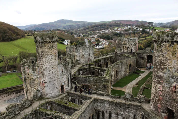 Die Festung Conwy wurde in einer atemberaubenden Geschwindigkeit errichtet: Im Jahr 1283 begonnen, waren die Burg und die Stadtmauern bereits 1287 fertiggestellt.