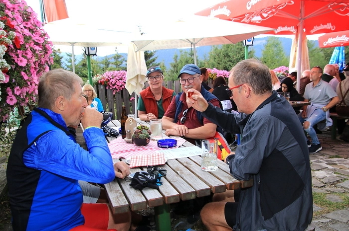 Zahlreiche Besucher nutzten das Prachtwetter für eine Wanderung im Almgebiet, um dann die zünftige Kirtag-Stimmung zu genießen.