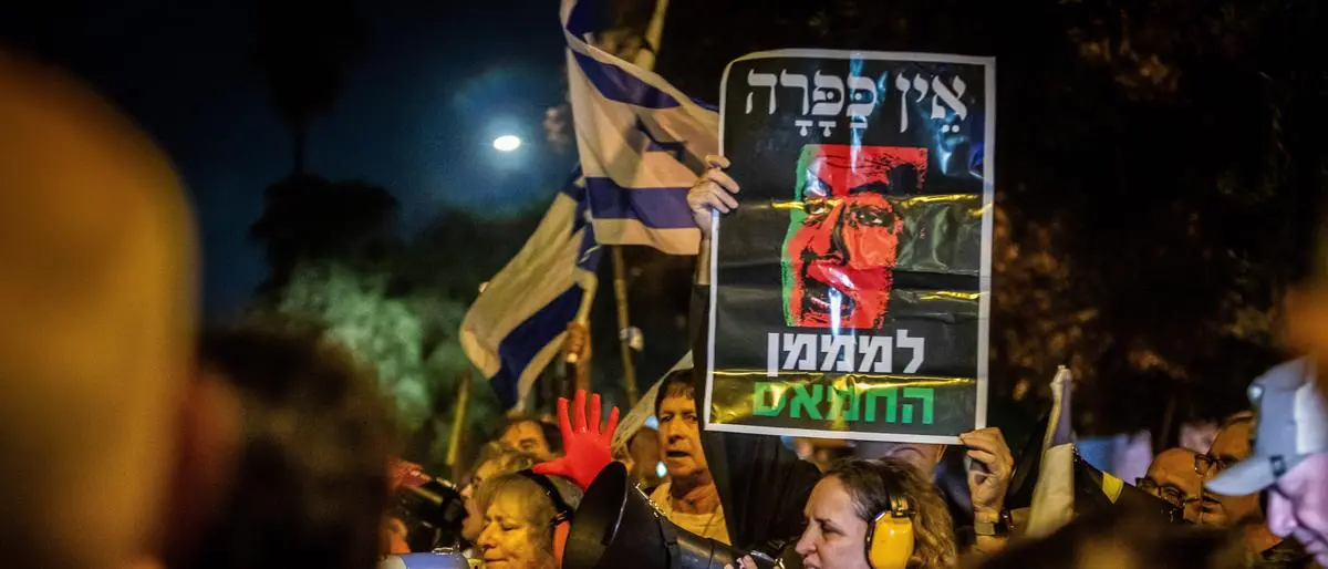 November 30, 2025, Tel Aviv, Israel: An Israeli protestor holds a placard showing Israeli Prime Minister Benjamin Netanyahu that reads in Hebrew no forgiveness to the sponsor of Hamas during an anti Netanyahu pardon protest. Israeli Prime Minister Benjamin Netanyahu asked the country s president on Sunday for a pardon in his long-running corruption trial, arguing that criminal proceedings were hindering his ability to govern and a pardon would be good for Israel. Netanyahu, Israel s longest-serving prime minister, denies the bribery, fraud, and breach of trust charges. His lawyers said in a letter to the president s office that the prime minister still believes the legal proceedings would result in a complete acquittal. Tel Aviv Israel - ZUMAs197 20251130_aaa_s197_505 Copyright: xEyalxWarshavskyx