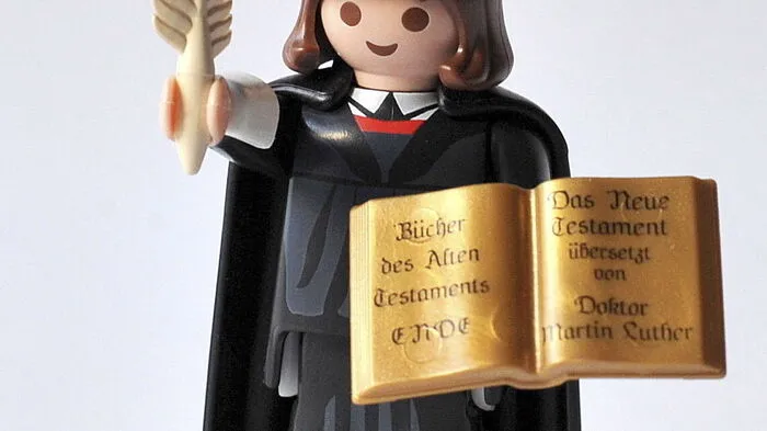 Die Playmobil-Figur von Martin Luther ist wohl die meistverkaufte Figur des deutschen Spielwarenkonzerns. Mehrere Hunderttausend Stück der Figur wurden bereits verkauft, anlässlich von 500 Jahre Reformation im Jahr 2017 brachte man die Figur auf den Markt.
