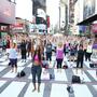 Hunderte Menschen fanden sich am Time Square ein