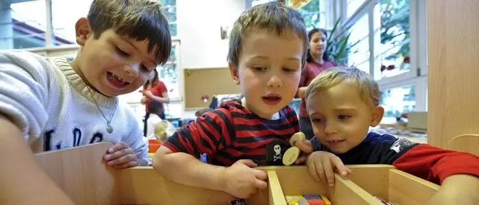 Kinder beim Spielen in einer Kindergruppe (Sujetbild)