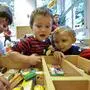 Kinder beim Spielen in einer Kindergruppe (Sujetbild)