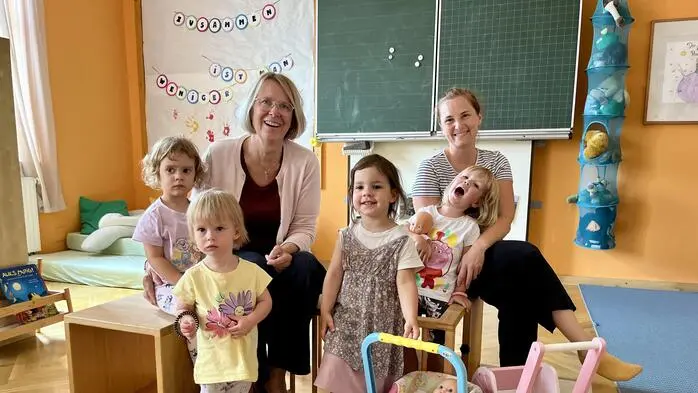 Ekiz-Leiterin Bettina Öttl (l.) mit Mitarbeiterin Maria Heigl (r.) und Kindern, die das Eltern-Kind-Zentrum besuchen