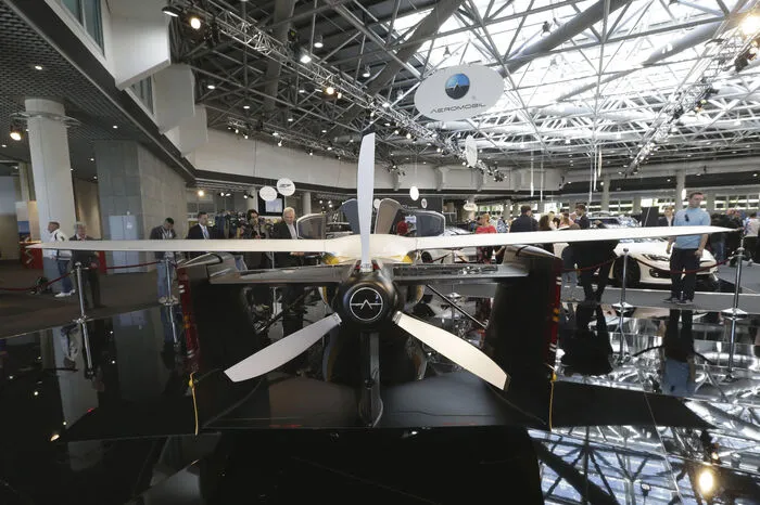 Nach Aufklappen der Flügel mit einer Spannweite von 8,8 Metern genügt eine ebene Wiese und eine Geschwindigkeit von 130 km/h, um abzuheben. Vollgetankt kann das Flugauto 750 Kilometer weit fliegen. Die Höchstgeschwindigkeit beträgt 360 km/h in der Luft und 160 km/h auf der Straße.