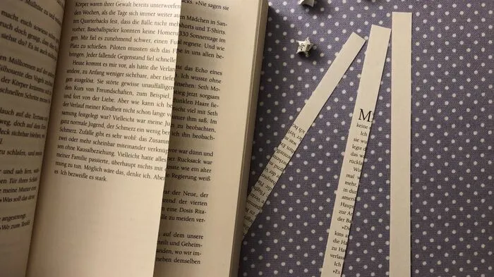 Zunächst schneide ich schmale Streifen Papier zurecht. Ich persönlich nutze gerne die Seiten alter Bücher: Das Papier ist nicht zu dünn, Buchseiten lassen sich sehr gut falten und die Buchstaben ergeben ein ansehnliches Muster.