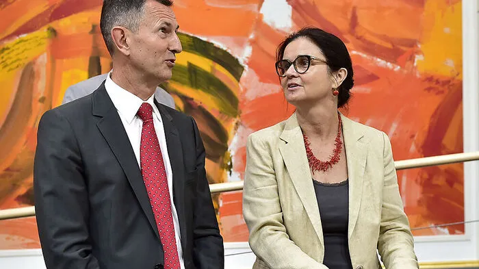 Sozialministerin Brigitte Zarfl, hier im Bild mit Verteidigungsminister Thomas Starlinger im Parlament.