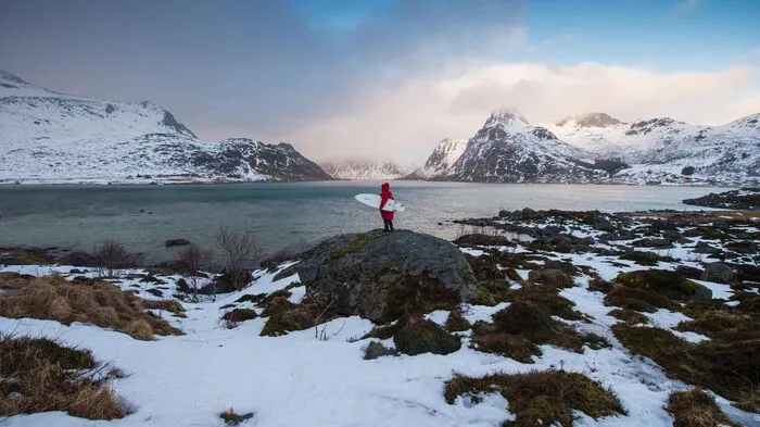 Surfen auf den Lofoten. Wassertemperatur: 5 Grad. Außentemperatur: 0 Grad. Die Motivation hält.  