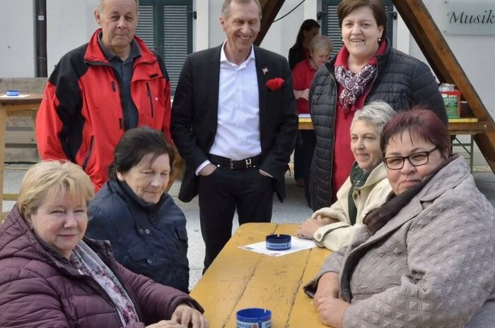 Es gab Getränke, Würstel und Gulaschsuppe.