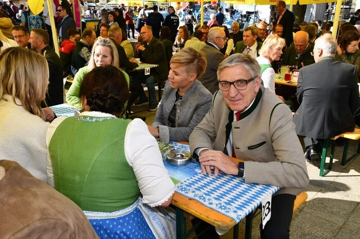 Am Samstagvormittag, 14. Oktober, war die offizielle Eröffnung der Leistungsschau der regionalen Unternehmen - und auch der eine oder andere prominente Besucher war zu sehen, etwa Wirtschaftskammer-Präsident Josef Herk oder das ehemalige Skiass Nici Schmidhofer.