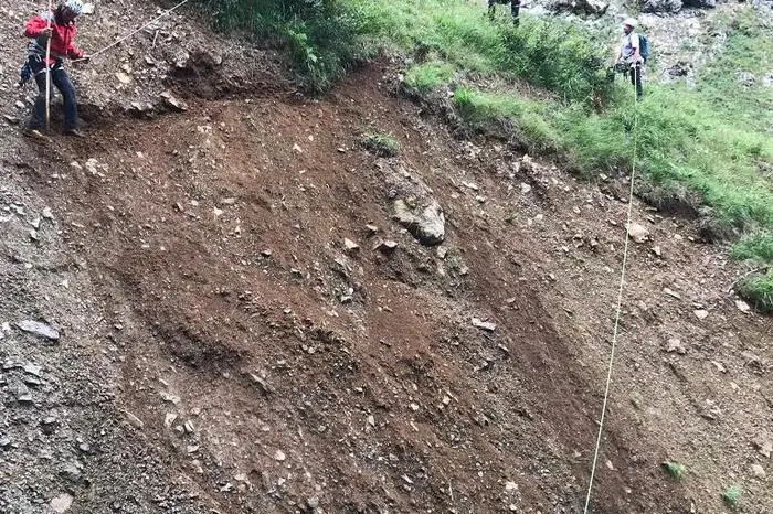 Um überhaupt einen Weg in die schwindelerregend steile Rinne bauen zu können mussten sich die Bergretter anseilen