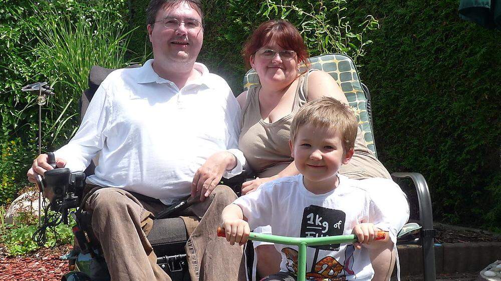 Werner Kleinschuster – hier mit Frau Sabine und Sohn Armin – sitzt seit 40 Jahren im Rollstuhl.