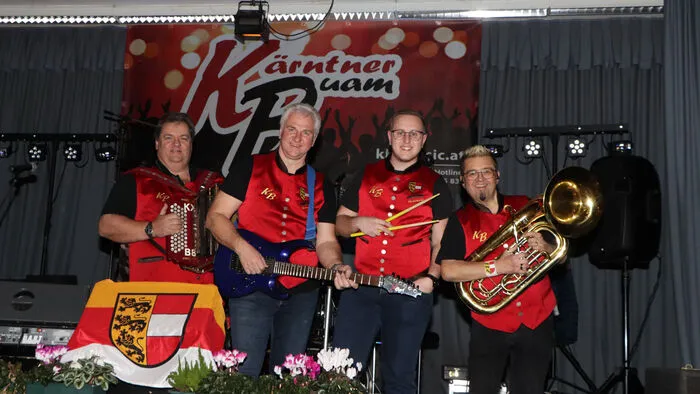 Für die musikalische Stimmung sorgten die „Kärntner Buam“ am Foto von Links: Franz Lichtenegger (Harmonika &amp; Keyboard), Peter Gössnitzer (Gitarre), Stefan Gössnitzer (Schlagzeug) und Charly Nessmann (Bariton &amp; Bass).