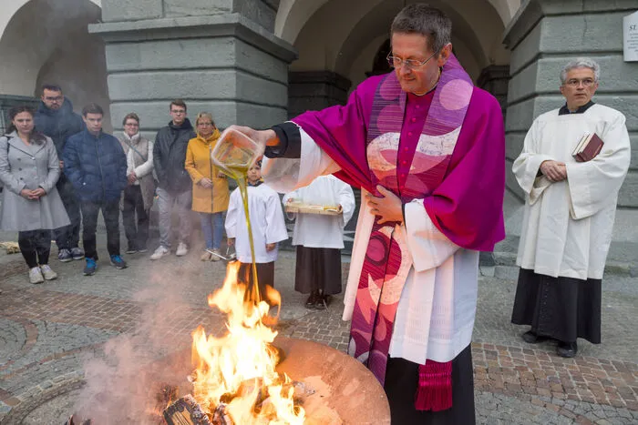 Frühaufsteher ließen sich die traditionelle Feuerweihe nicht entgehen.
