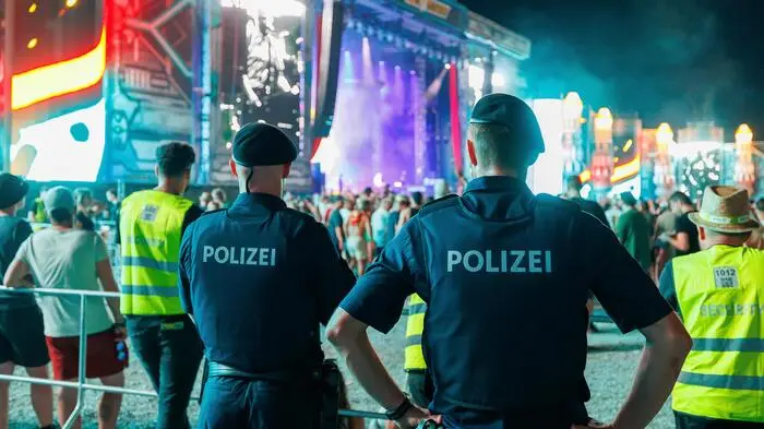Alles ruhig: Polizisten während eines Konzertes vor der "Space Stage"