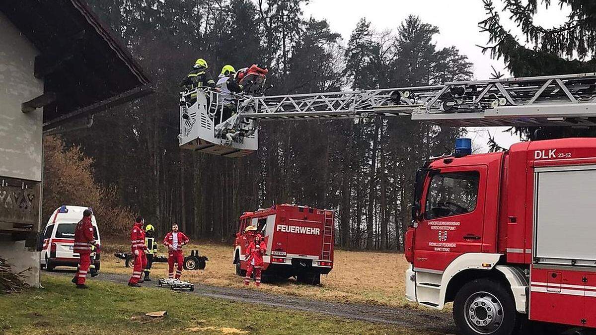 Mittels Drehleiter konnte man den Verletzten vom Dachboden sicher abtransportieren