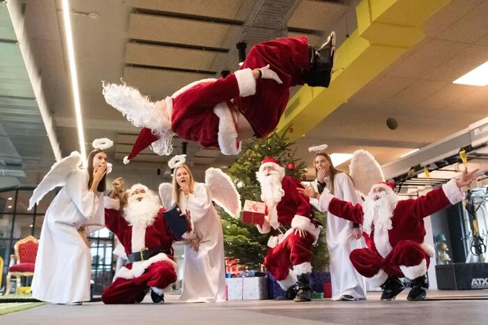 In einem Fitnesscenter in Hamburg wird mit dem "Santa Claus" für bedürftige Kinder gesammelt.