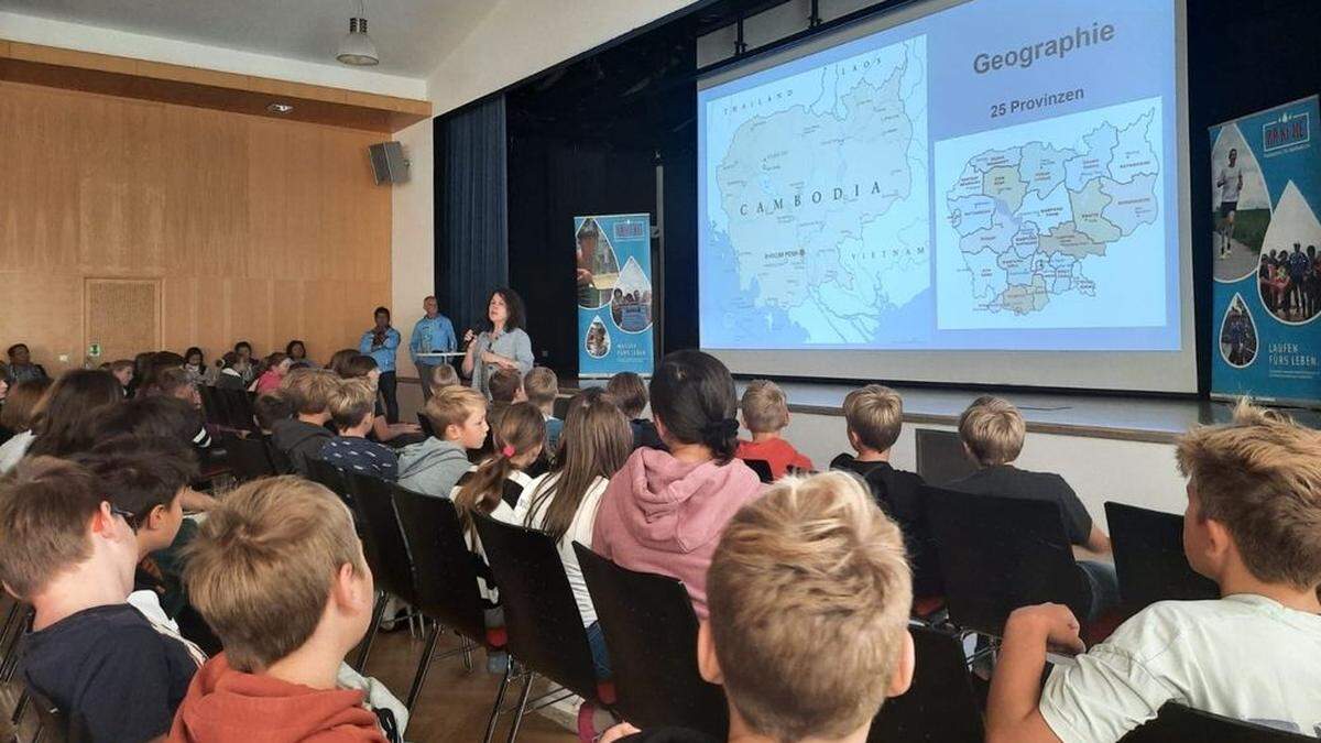 Gespannt lauschen die Schülerinnen und Schüler aus Gröbming Helga Nagy, die über Kambodscha erzählt