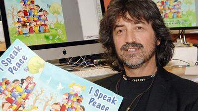 Seine sieben Kinder inspirieren ihn: Osinger mit seinem neuen Buch „I speak peace“ 