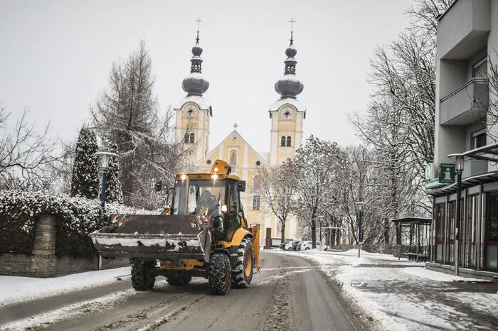 Die Mitarbeiter der Straßenmeistereien stehen seit den frühen Morgenstunden im Einsatz.