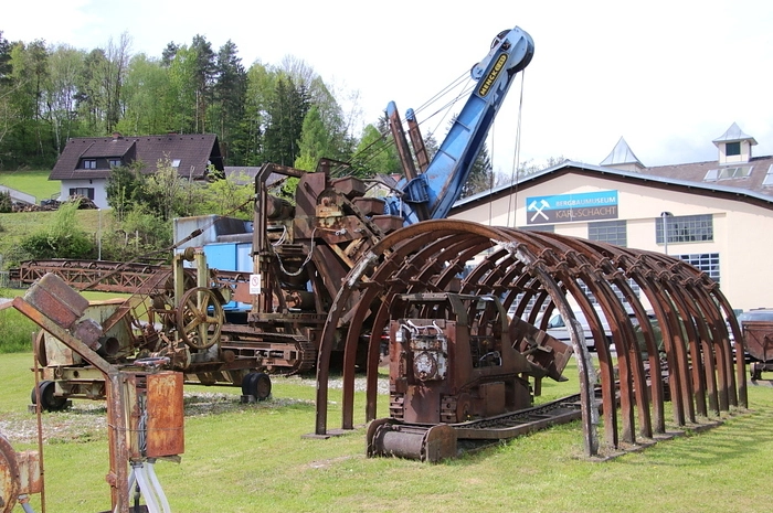 Interessierte Besucher folgten Franz Borstner bei den Führungen durch das Bergbaumuseum und den Vorführungen der Maschinen und Geräte.