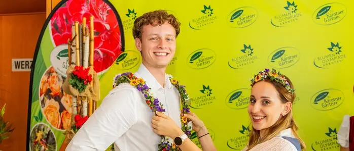 Die Blumenbotin bekommt für ihren großen Auftritt ein florales Styling