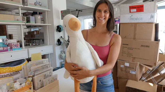 Andrea Pein ist noch mitten im Gleichräumen. Hier zeigt sie eine Stoffgans, die man auch besticken könnte.