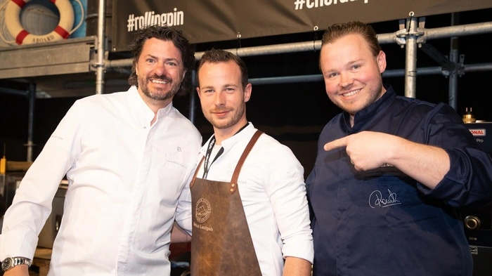 Auch Thomas Dorfer vom Restaurant Landhaus Bacher in Mautern (li.) und Richard Rauch (re.) vom Restaurant Geschwister Rauch in Trauttmannsdorf waren dabei und unterhalten sich mit Döller-Sous-Chef Markus Leutgeb (Mi.)