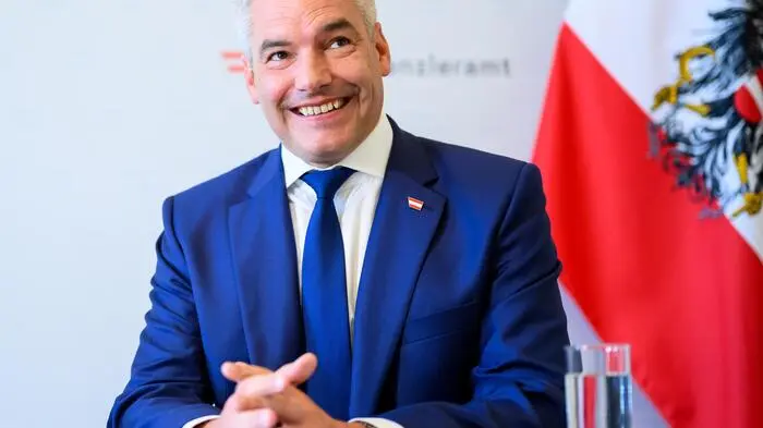 Karl Nehammer: Für den Bundeskanzler ist es die erste Wahl, bei der er selbst als Spitzenkandidat ins Rennen geht. Der 51-Jährige ist zwar gebürtiger Wiener, wurde aber in der niederösterreichischen Volkspartei sozialisiert. Sein Aufstieg begann unter Sebastian Kurz: 2018 wurde der ÖAABler Generalsekretär der türkisen ÖVP, im Jänner 2020 wechselte er ins Innenministerium. In seine Amtszeit fielen die Corona-Maßnahmen und die Demonstrationen dagegen sowie der Terroranschlag in Wien. Das Krisenmanagement innerhalb der ÖVP wurde dann Anfang Dezember 2021 seine Hauptaufgabe, als er nach dem Abgang von Sebastian Kurz die von Korruptionsvorwürfen gebeutelte Volkspartei übernahm und wenige Tage später als Bundeskanzler angelobt wurde.

Im Vergleich zum innerparteilich einst so verehrten Kurz wirkt der zackige Oberstleutnant wenig charismatisch. Auch passierten dem ausgebildeten Kommunikationstrainer immer wieder ungeschickte Ausrutscher - etwa beim Burger-Sager im vergangenen Sommer. Den Absturz der Türkisen konnte Nehammer nicht aufhalten: In den sechs Urnengängen unter Nehammer setzte es fünf Mal ein sattes Minus - zuletzt minus zehn Prozentpunkte bei der EU-Wahl im Juni. Weil noch größere Verluste befürchtet worden waren, hat sich die Stimmung aber zuletzt etwas gebessert und Nehammer sitzt derzeit fest im Sattel.