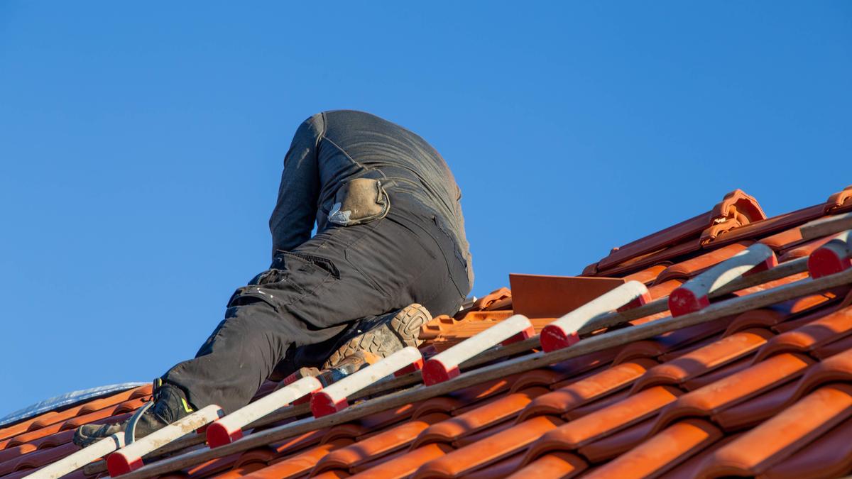 Ein steirischer Dachdecker wollte mit Diebstählen von Dachrinnen seine Schulden minimieren (Sujetfoto)