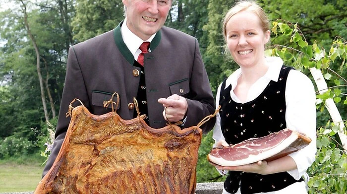 Im Bauernladen Walter in Obervellach finden sich allerlei Köstlichkeiten. Die eigenen Schweine werden stressfrei in der hofeigenen Fleischerei verarbeitet. Der Seitenspeck brachte heuer den ersten Platz, Schinkenspeck und Mölltaler Lardo den zweiten. Am Bild: Helmut Walter und Tochter Christina.