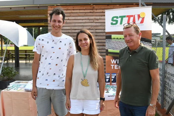 Turnierleiter Mario Krainer (links) und Obmann Robert Kern vom Veranstalterklub TC Kern Vogau gratulierten der Siegerin.