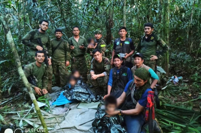 Auf Fotos des Militärs waren die vier Kinder zu sehen. Das kleinste wurde von einem Soldaten auf den Armen getragen. Die drei anderen saßen auf Plastikplanen auf dem Boden und wurden versorgt.