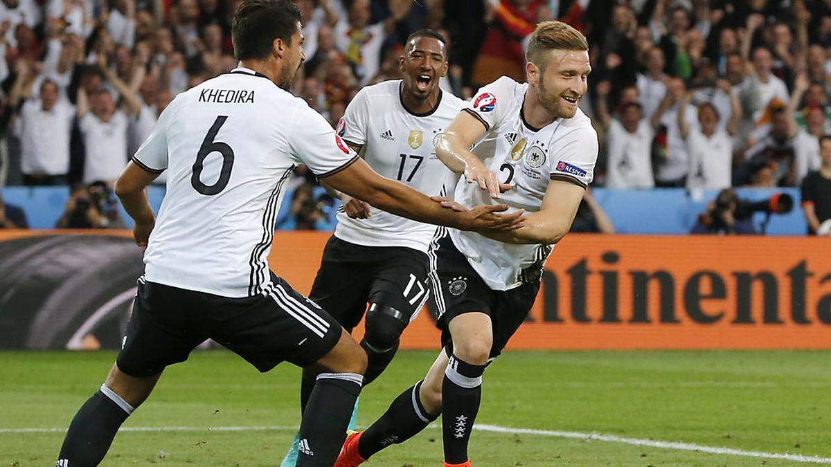 Shkodran Mustafi (r.) markierte den ersten deutschen Treffer bei dieser EM