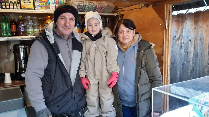 Familie Topič kassiert den Eintritt für den Eislaufplatz und verkauft Maroni und Punsch